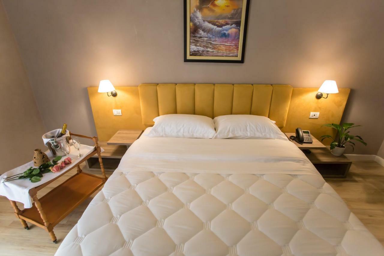 Vila Verde Beach Hotel Durrës Buitenkant foto